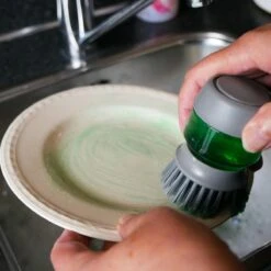 In Round Afwasborstel Met Zeepdispenser / Zeepreservoir – Inclusief Houder – Grijs – Afwas Borstel – Zeep Handborstel – Doseerpomp – Afwasmiddel Dispenser – Navulbaar -HG Sales 1200x1200 1787