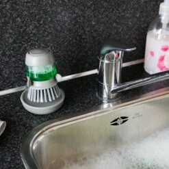 In Round Afwasborstel Met Zeepdispenser / Zeepreservoir – Inclusief Houder – Grijs – Afwas Borstel – Zeep Handborstel – Doseerpomp – Afwasmiddel Dispenser – Navulbaar -HG Sales 1200x1200 1788