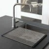 Highport Oprolbaar Vaat Droogrek - Scandinavisch Design - Opvouwbaar Hittebestendig Roestvrijstalen Keuken Afdruiprek - Vaatwasser Geschikt - Sterke 18-staafs Onderzetter - Foodgrade Materiaal