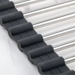 Highport Oprolbaar Vaat Droogrek - Scandinavisch Design - Opvouwbaar Hittebestendig Roestvrijstalen Keuken Afdruiprek - Vaatwasser Geschikt - Sterke 18-staafs Onderzetter - Foodgrade Materiaal -HG Sales 1200x1200 1956