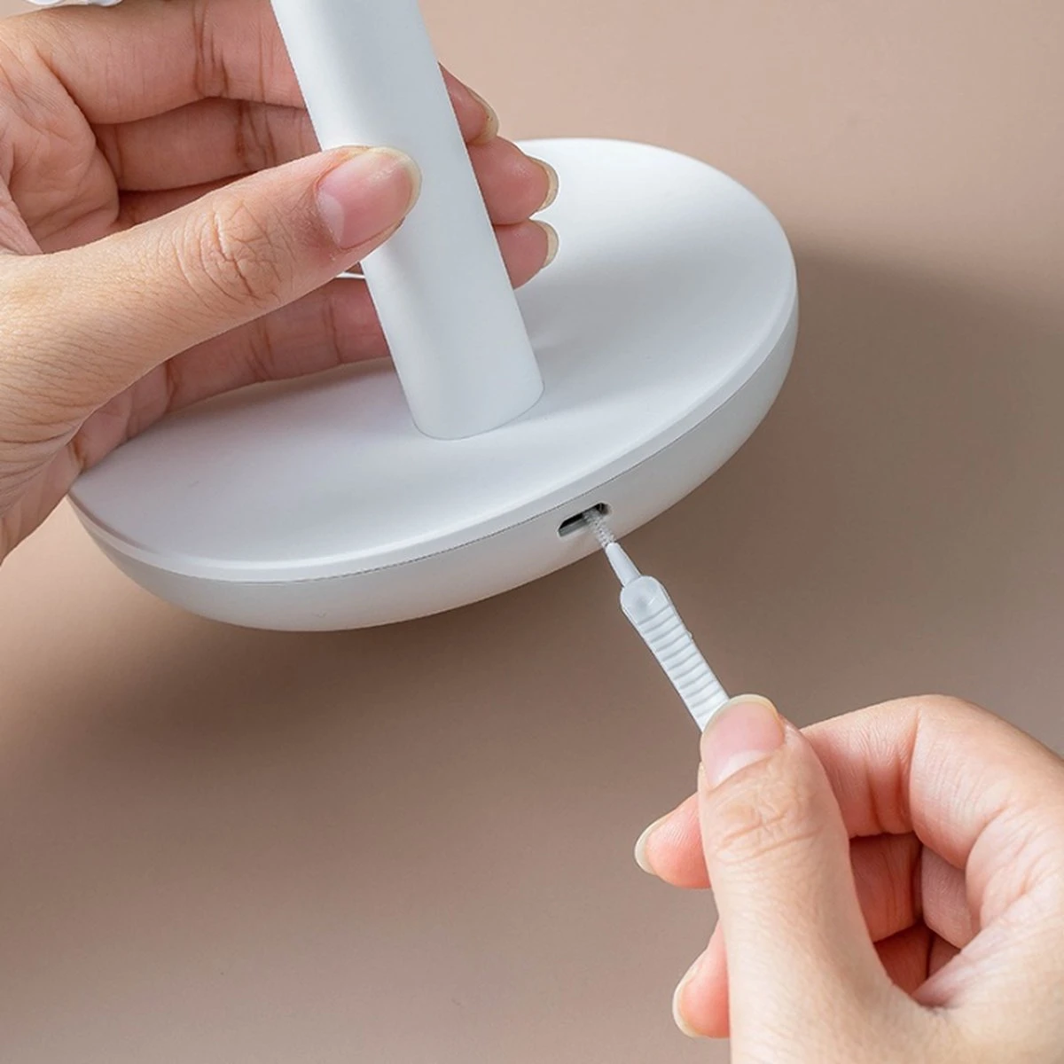 Merkloos Complete Schoonmaak Set Laadpoort Stofverwijderaar Geschikt Voor Apple Iphone Pro En Airpods - Dust Cover Cleaning Kit – Oplaadpoort Schoonmaken – Stofkapje Anti Stof Plug Schoonmaakset Tips 7 Merkloos Complete Schoonmaak Set Laadpoort Stofverwijderaar Geschikt Voor Apple Iphone Pro En Airpods - Dust Cover Cleaning Kit – Oplaadpoort Schoonmaken – Stofkapje Anti Stof Plug Schoonmaakset Tips - Afbeelding 7