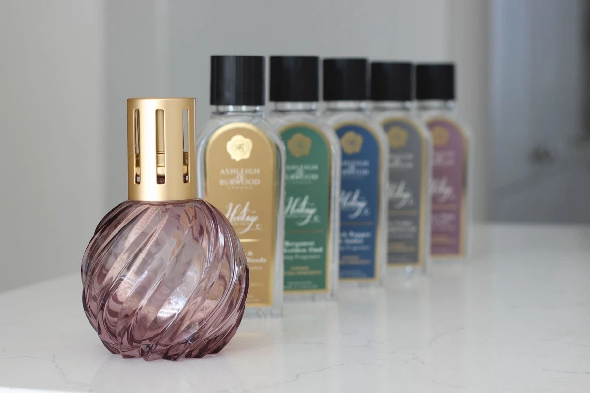 Ashleigh & Burwood Lampenolie Geurolie - Freesia & Orchid 250 Ml 6 Ashleigh & Burwood Lampenolie Geurolie - Freesia & Orchid 250 Ml - Afbeelding 6